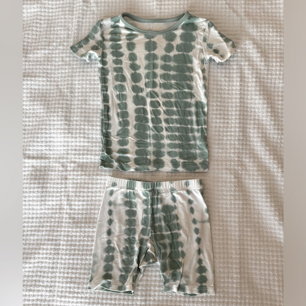 Kyte BABY short sleeve pajama set. Size: 3t. Color: sage rip tide.